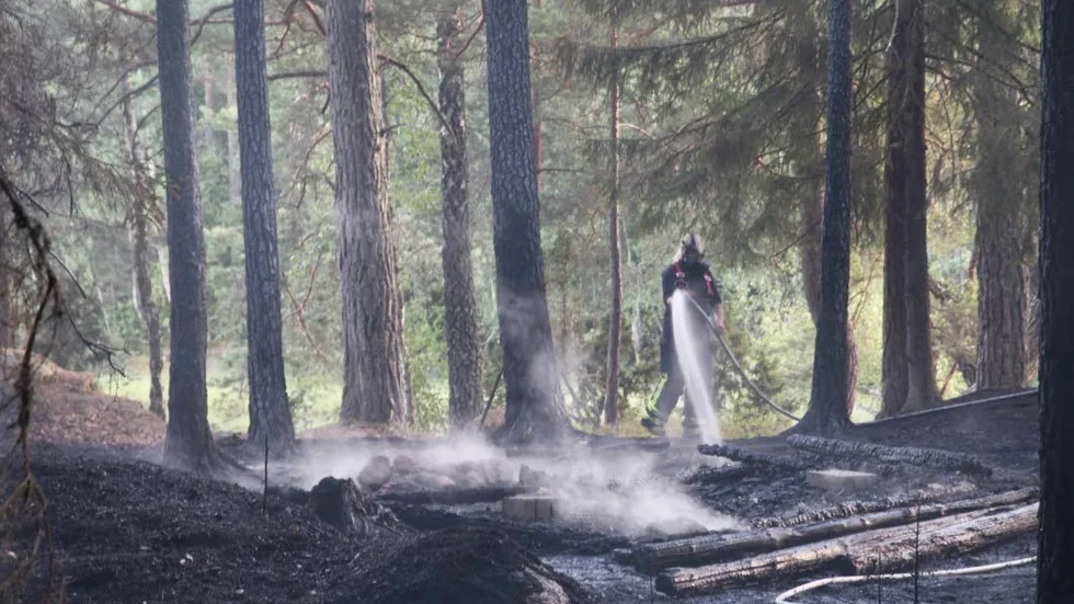 Under kontroll. Branden kunde snabbt kontrolleras och släckningsarbetet var näst intill avslutat innan 19-tiden på måndagskvällen. Foto: Caroline Nordvall