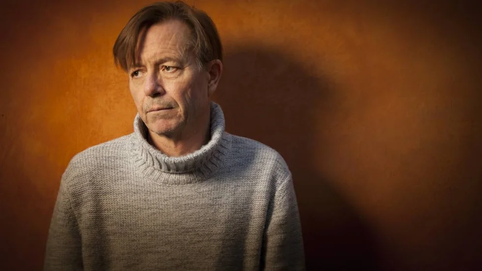 Steve Sem-Sandberg, född 1958, är bosatt i Wien. Hans roman "De fattiga i Lódz" belönades med Augustpriset 2009.¨