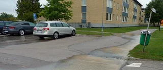 Hundratals utan vatten efter läcka
