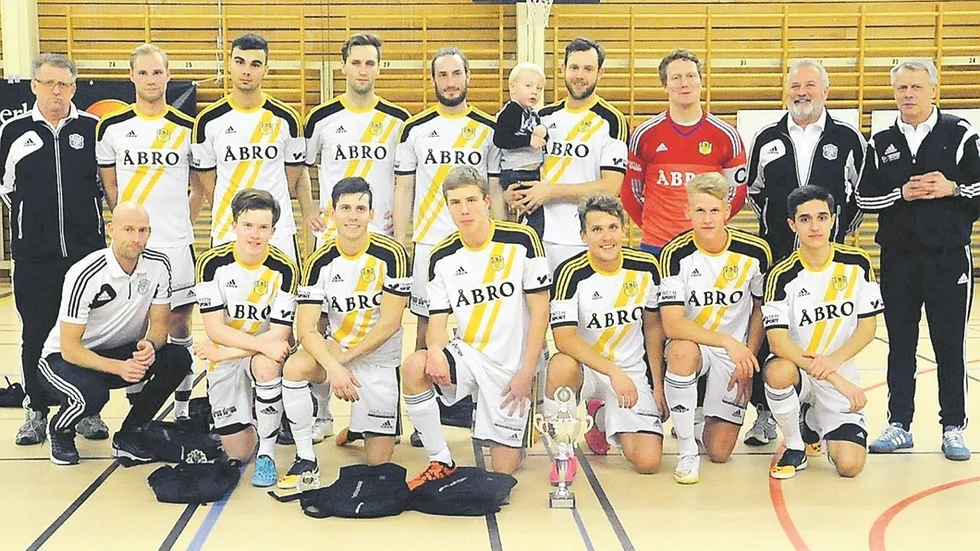 Vimmerby IF:s 3-1-seger i finalen mot överraskningslaget Södra Vi IF gjorde att de fick sin tolfte inteckning i turneringens historia - och att Södra Vi nu har tre finaler på kontot men ännu ingen seger. Vimmerbys vinnande lag i KM, övre raden från vänster: Kjell Carlsson, Alexander Jonsson, Karlo Goranci, Jimmy Svensson, Johan Lundin, Rickard Thuresson med sonen Hjalmar i famnen, Nic Rydholm, Ronny Lennartsson, Mikael Krantz. Nedre raden från vänster: Johan Carlsson, Ludwig Lundqvist, Gustavo Borges, Jakob Johansson, Markus Ahl, Oskar Stejdahl och Haris Dreco. Foto: Magnus Strömsten.
