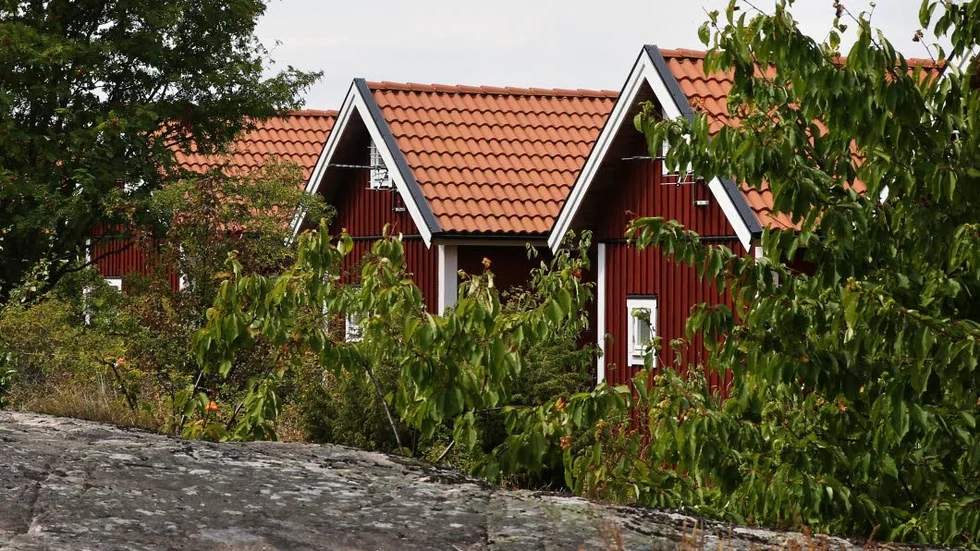 Campingstugorna får bli bostäder åt byggjobbarna.