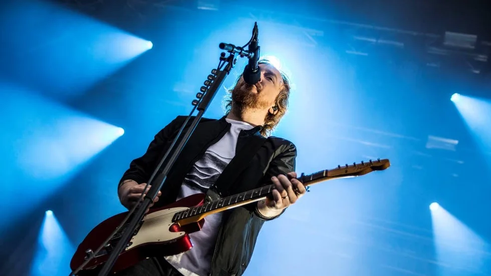 Hemma igen. Lars Winnerbäck på en av sommarens konserter. I kväll står han på hemmaslätten igen och lär mötas av kärlek och allsång.