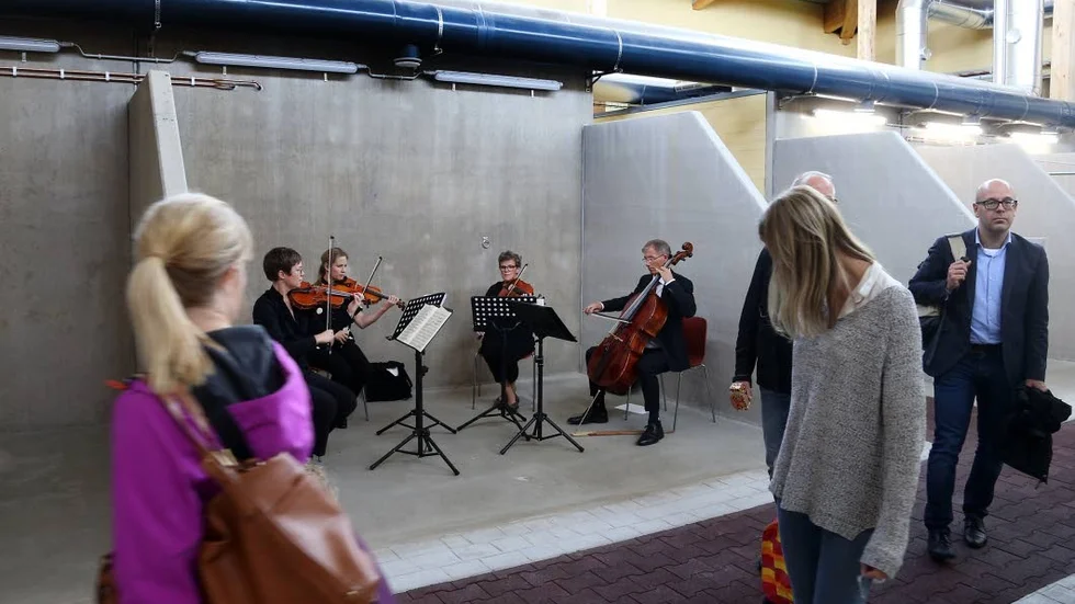 Musik i spiltan. Placebokvartetten med Stina garvin, Sara Englund Eckerbom, Erika Gabrielsson Backlund och Andreas Meunier bjöd på harmoni i hästväg.