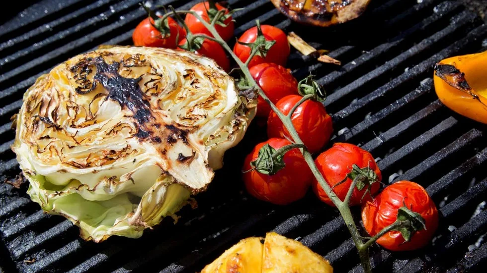 Halverad spetskål och färsk vitkål gör sig fint på grillen.
