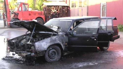 Bilen blev totalförstörd vid branden.