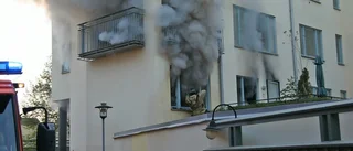 En skadad i kraftig lägenhetsbrand