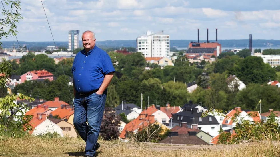 Jobbyte. Med Linköping för sina fötter. Vid nyår byter han jobb, går från vd-jobbet på Östgötatrafiken till att bli  kommundirektör i Linköping.
