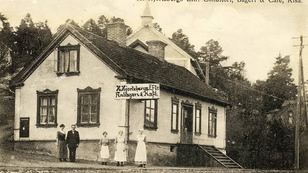 Då. Fotografiet är minst 143 år gammalt. Finbagerite fick lämna plats för Kisa telegrafstation 1873.