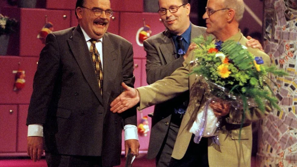 Rampljuset. 
1999 tackades Laif "Loket" Olsson av efter åtta år som programledare för Bingolotto av  Jan Scherman, då programchef på TV4, och Bingolottos upphovsman Gert Eklund.