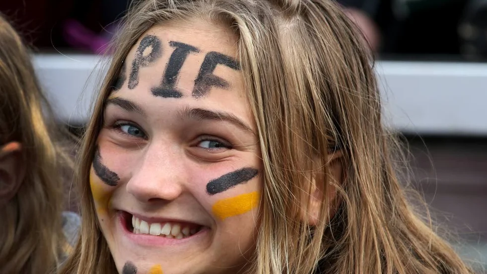Hängivna supportar på Tinnisläktarna.