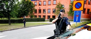 Polis med dragna vapen vid gamla riksbankshuset
