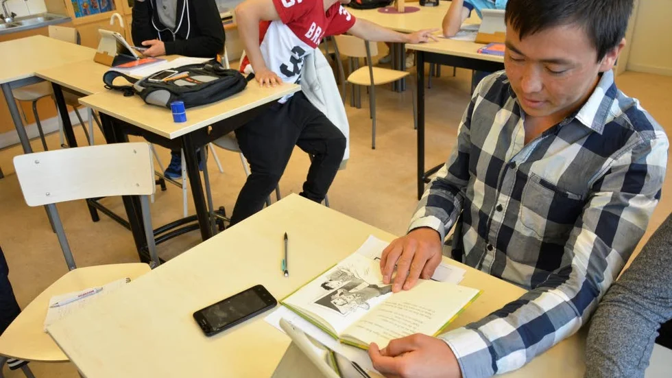 Sommarskola. Asif Hamraz, 14 år från Afganistan läser en bok på sommarskolan för nyanlända på Lagmansskolan.