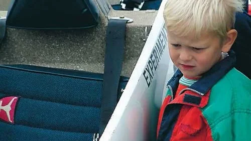 Martin 6 år och Ludvig 4 år tittar på flygplanstypen VariEze.