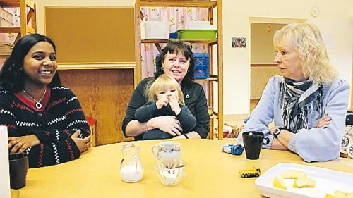 Annie Lind, Birgitta Wågström och Lena Skoglund är tre av de fyra anställda på förskolan. I knät på Birgitta sitter 1,5 -årige Månz.