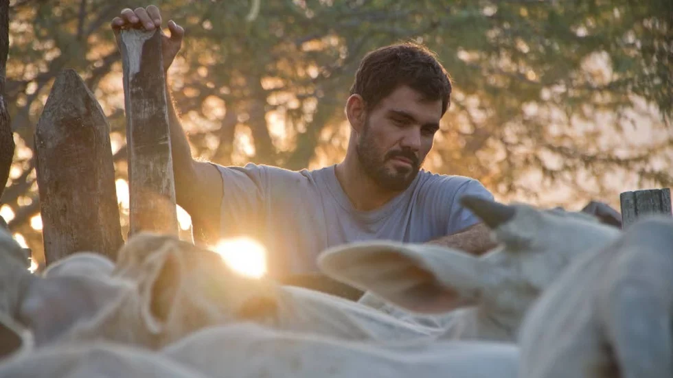 Iremar (Juliano Cazarré) arbetar med tjurar inom den brasilianska folksporten vaquejada. Scen ur "Neon bull".