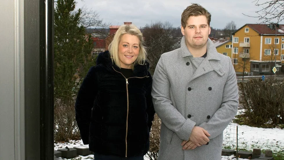 Familjeföretag satsar. Syskonen Victoria och William Backman utanför Locklights kontor på Olovsgatan i Motala