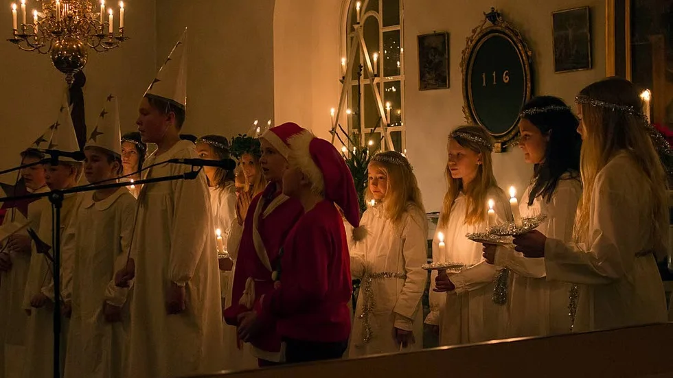 LUCIA. En luciatablå inledde Godegårdselevernas traditionella julkonsert i kyrkan.