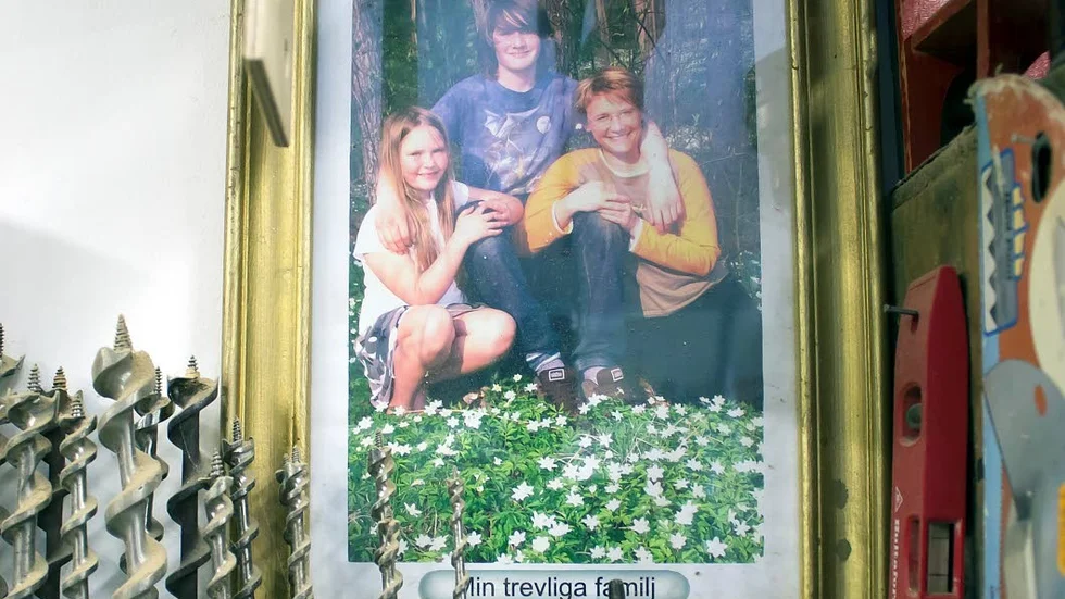 Eva och barnen. I verkstaden finns flera bilder på Johans bortgågna fru och deras gemensamma barn.