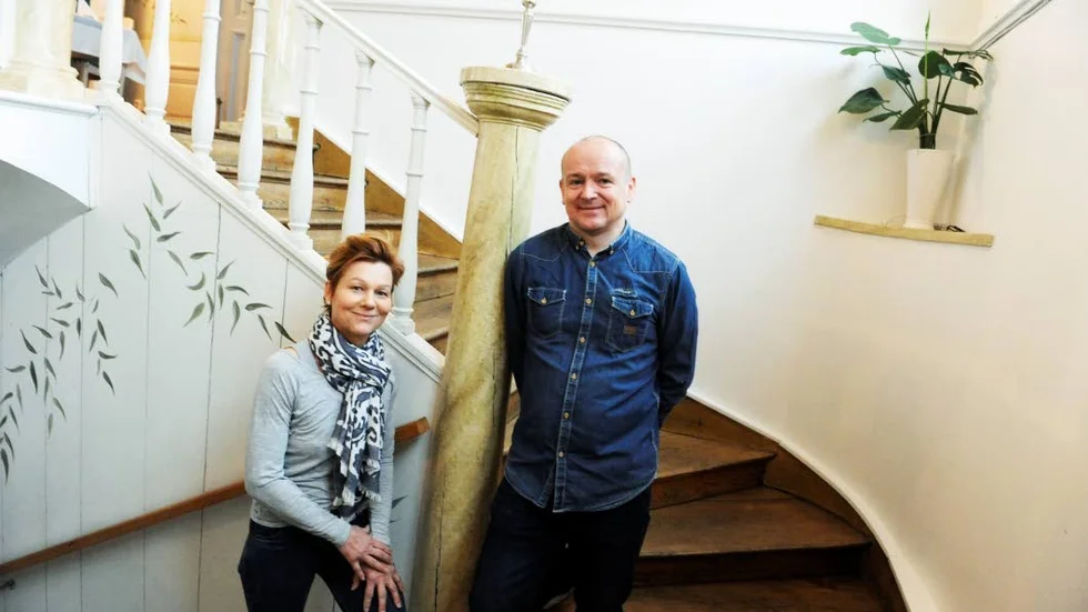 Tesommelier Catrin Rudling hjälper Gränsö slott med teutbudet. Gränsö slotts food and beverage manager Jamie Holland är själv väldigt förtjust i te och försöker använda te på nyskapande sätt.