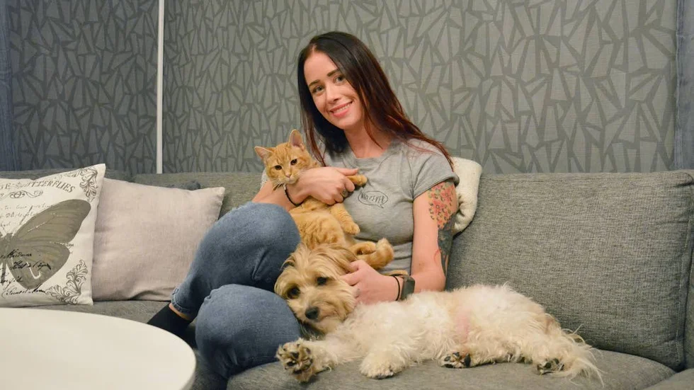 Hunden Bosse myser gärna i soffan med matte. Han är en nio år gammal kinesisk nakenhund, med päls. ”Jag köpte honom på rea. Ja, det stod verkligen rea i annonsen!”