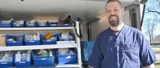 Henric har en rullande hästklinik