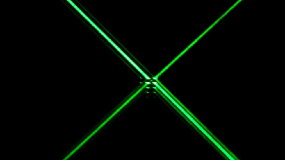 Reflektion från en grön laserstråle. Bilden är en genrebild.