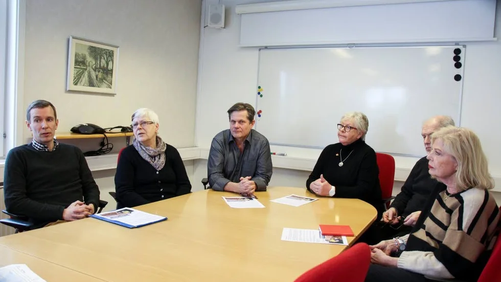 Pressinformation. Andreas Vos, projektledare Vätternfonden, Lisa Lennartsson, Aktion Rädda Vättern, Magnus Gustafsson (S), Jane Råsten (S), Roland Thörnquist, Aktion Rädda Vättern och Gunilla Curman, ordförande i Vätternfonden informerar om prjektet med att göra en dokumentärfilm.