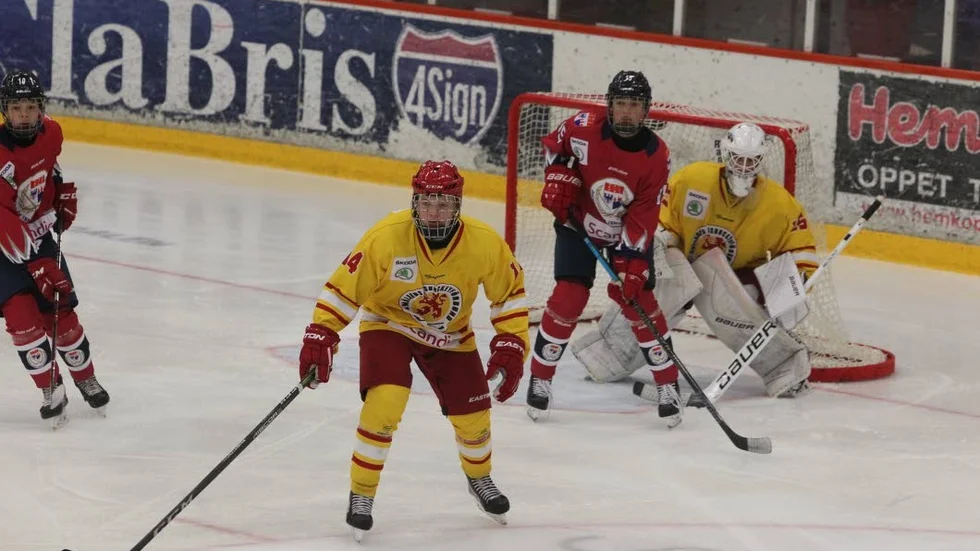 Anton Fredriksson, med nummer 14, var stabil i försvaret.