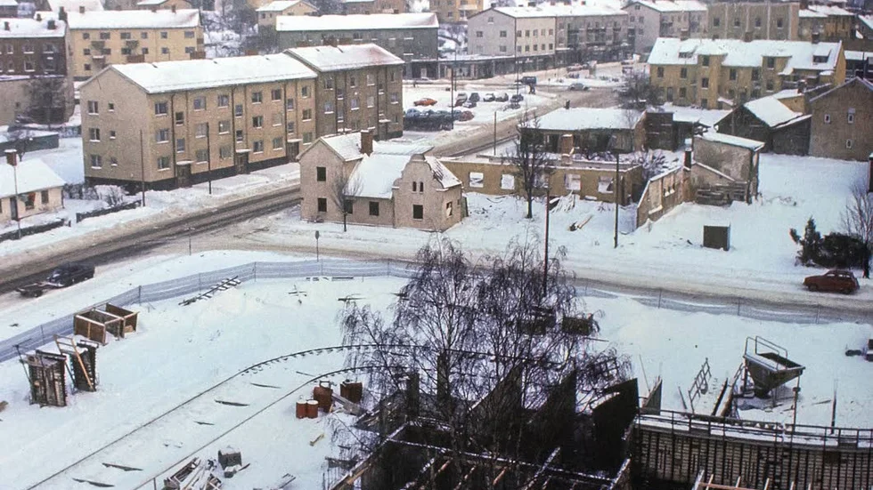 FÖRVANDLING. 1971: Gamla stan i Motala rivs och byggs upp nytt i höghusformationer. En av många översiktsbilder som visar stad i förvandling i Åke Svenssons bok.