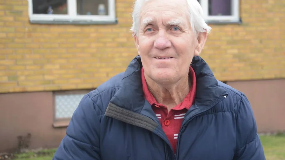 Ragnar Johansson framför huset i centrala Gullringen som ligger bara ett stenkast från hotellet där han bodde när han började jobba som 12-åring. 84-åringen är still going strong och har inte gått i pension än.