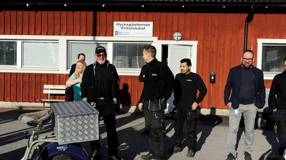 Sista dagen på jobbet med alla kollegor. Roland Ek tar en pratstund i solen.
