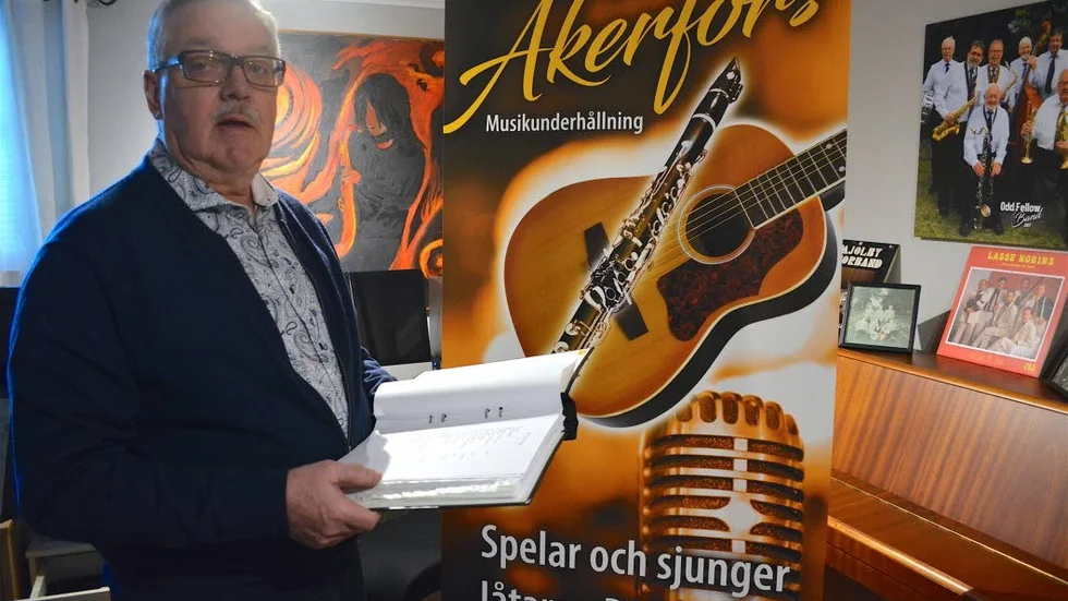 Numera reser Bengt Åkerfors runt på äldreboenden, sjunger och spelar gitarr men även då åker klarinetten fram ibland.