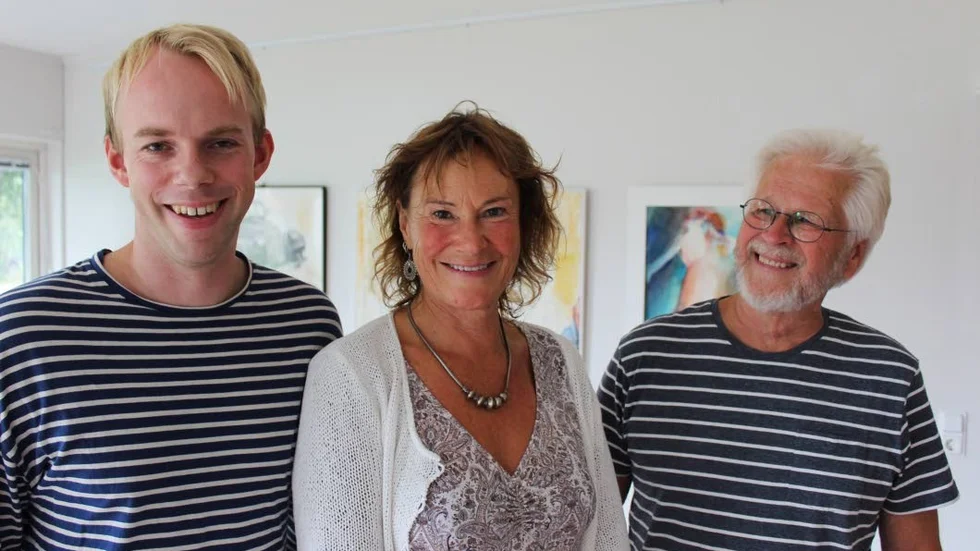 Carl von Koch, AnnMari Löf och Rolf U. Karlsson ställer alla ut i Tjustbygden för första gången. På bilden saknas glaskonstnären Mattias Stenberg.