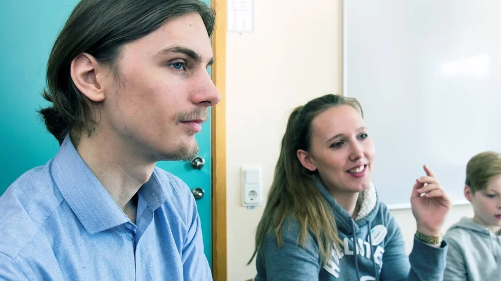 Mitchell Schuurman och Tine Vanderaerden är två av tre belgiska lärarstudenter som just nu besöker Nykyrka skola och undervisar där. På bilden syns även Nykyrkaeleven August Wren.