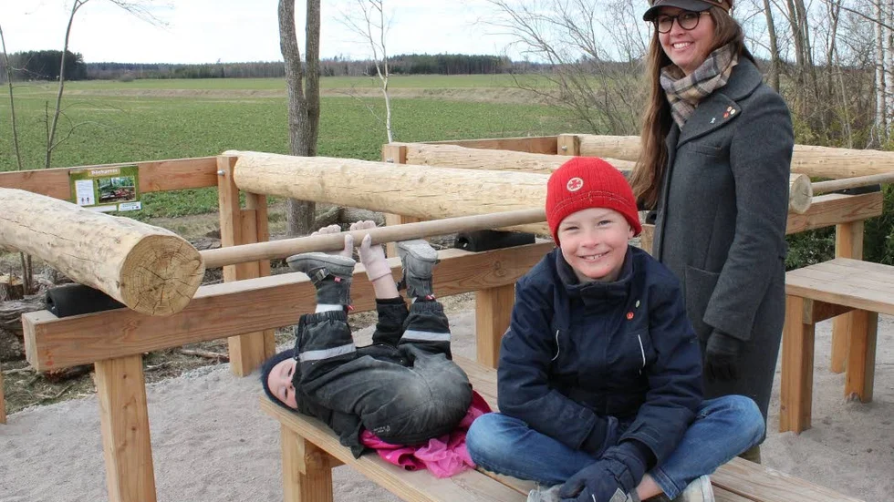 Gabriella Backman, Olof Backman och Maria Nilsson är tre av byborna som besöker invigningen.