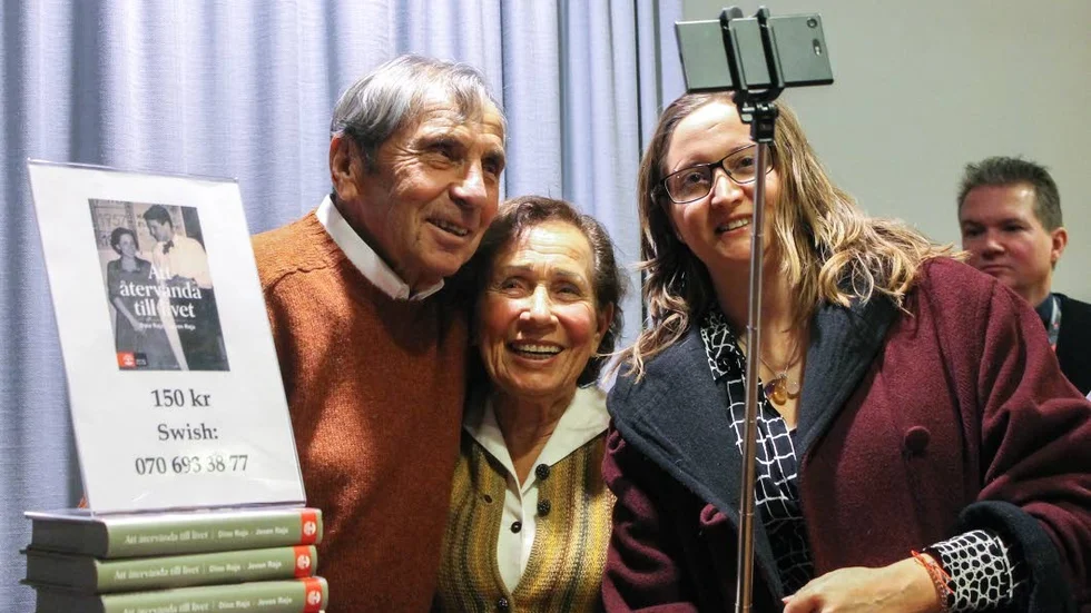 Emma Bohlin tar en bild med Jovan och Dina Rajs efter föreläsningen.