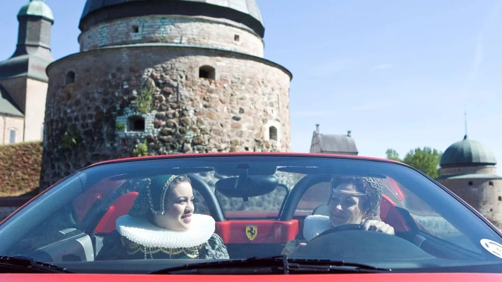 Cecilia och Sofia Vasa, eller Stefanie Svensson och Karin Enåkander, passade på att provsitta en av bilarna.