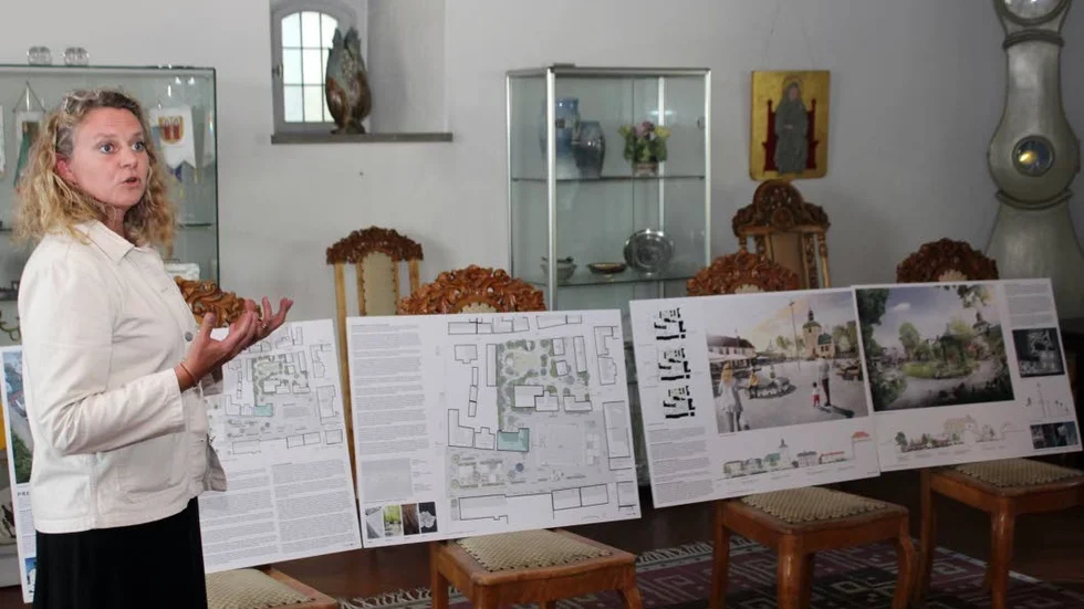 Karin Danilesson från Karavan landskapsarkitekter AB berättar om deras bidrag "Premiär" som vunnit arkitekttävlingen.