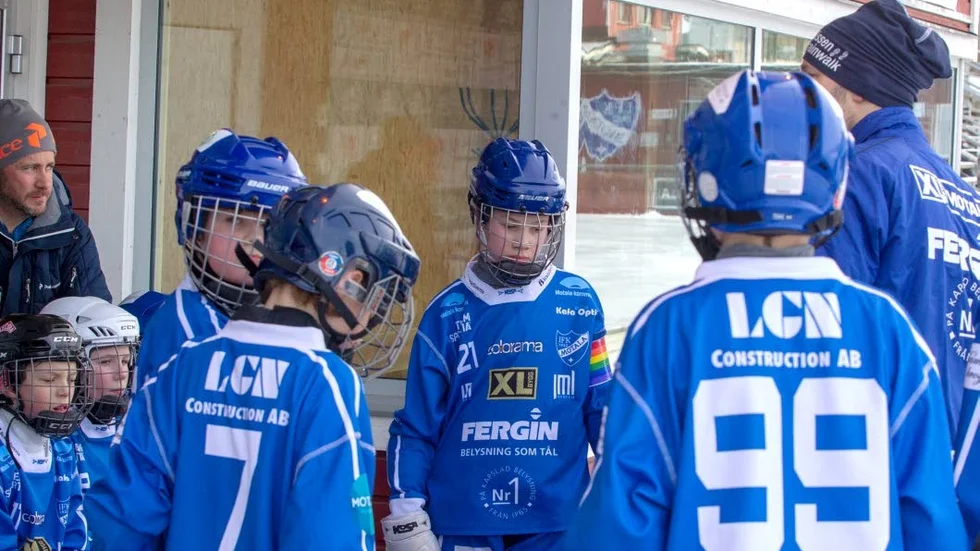 Taktiksnack i paus. Lagkaptenen Vigor Malmberg och de andra spelarna är nöjda med hur det ser ut.