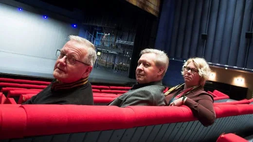 Bänkade för att lyssna på Norrköpingsymfonikernas come back i Motala, Teaterföreningens Hans Enkvist och Rolf Larsson samt Folkets hus vd Jessica Björk.