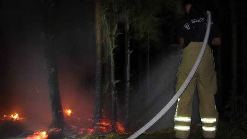 Tre pojkar skulle röka ut ett jordgetingbo i Östra Skrukeby. Elden spred sig snabbt utom kontroll i den torra marken.