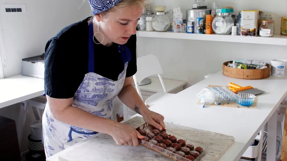 Nya praliner på gång. Rebecca Andersson tillverkar sötsaker i sin bakstuga hemma på tomten.