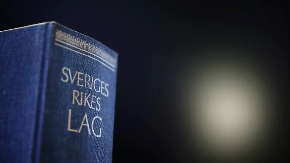 Ynglingen åtalas nu för misshandel, ofredande och skadegörelse.