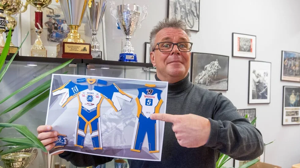 Piraternas marknadschef Jan Eklöf visar upp skissen på den nya matchdräkten.