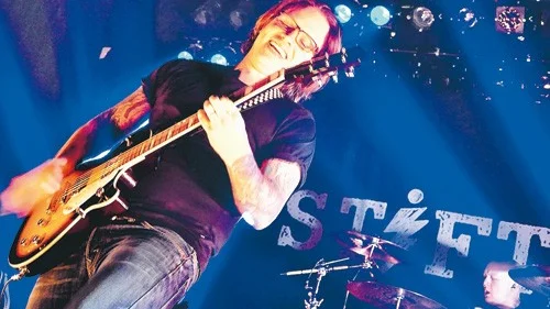 Trivdes på scen. Stiftelsens frontman Robert Pettersson, även sångare i Takida, fick en härlig kväll på Metropol. Pettersson och hans band fick ett enormt gensvar av de 1 400 i publiken. Foto: Charlotte Madestam