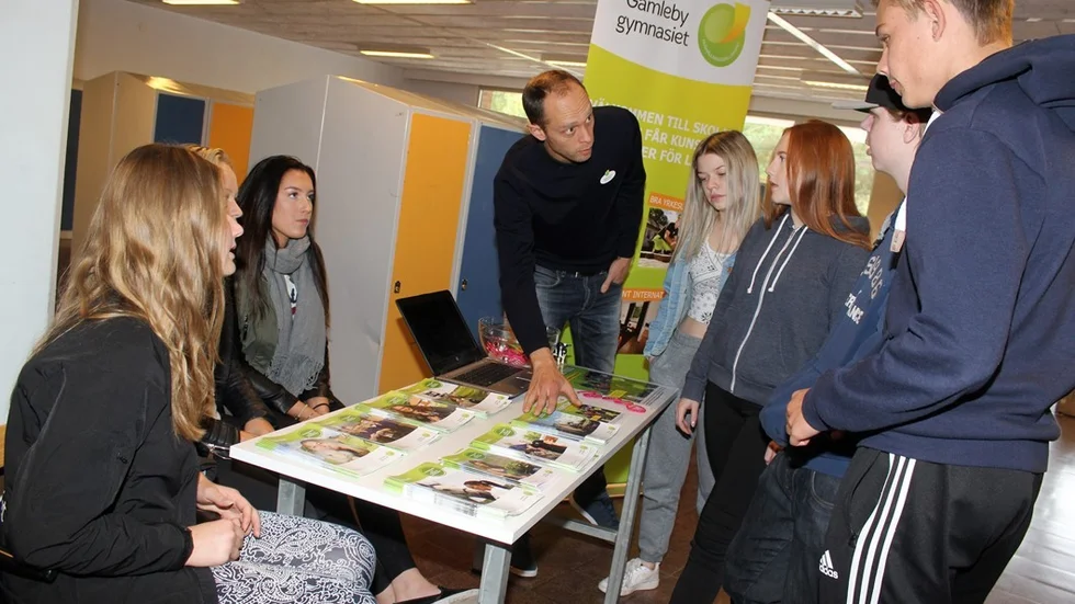 Ebba Engqvist, Maria Hirthe, David Östensson och Elias Johansson stannade till hos Gamlebygymnasiet, för att få veta mer om vilka utbildningar som erbjuds där. Foto: Charlotte Madestam