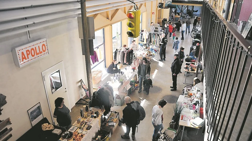 Musikgatan på Rock City förvandlades i lördags till en välbesökt loppmarknad där femton försäljare dukat upp sina olika prylar. Foto: Ebba Lagergren