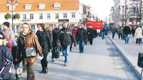 Demonstrationståget slingrade sig genom Västerviks gator i lördags.