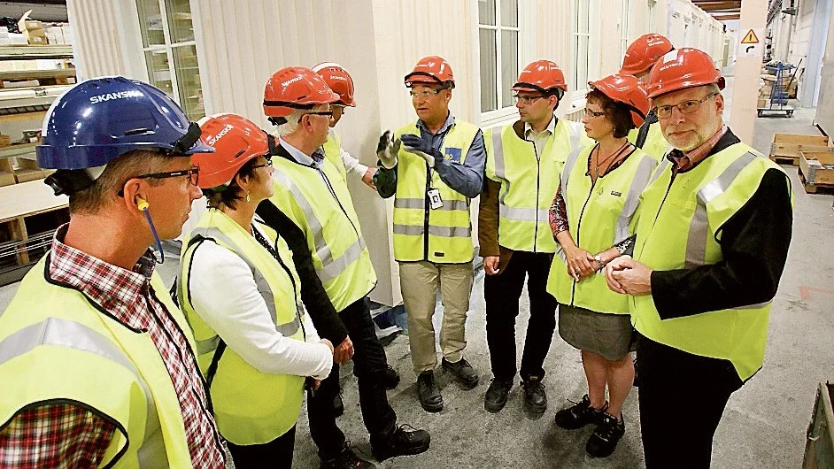 Bokloks hustillverkning i Gullringen expanderar ständigt. 34 nyanställda sedan i fjol och nästa år väntas man anställa ett tiotal till. Bilden är från ett besök en KD-delegation gjorde på fabriken tidigare i år. Foto: Jakob Karlsson