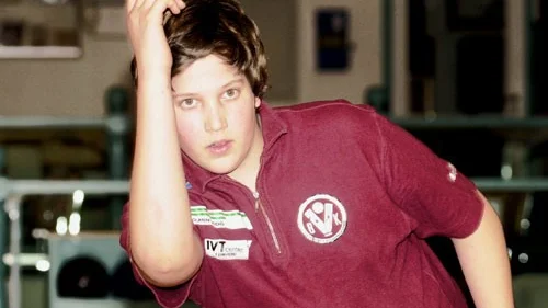 Olle Palmér i aktion på Bowlingbanan. 15-åringen från Vimmerby blev nyligen antagen till bowlinggymnasiet i Nässjö som ende kille. Foto: Magnus Strömsten